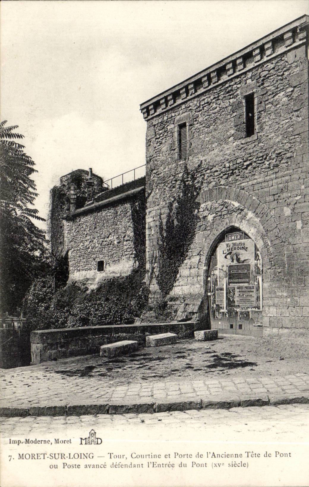 CPA Moret sur Loing Tour Courtine et porte de l'ancienne tete de pont ou poste avance defendant l'entree du pont