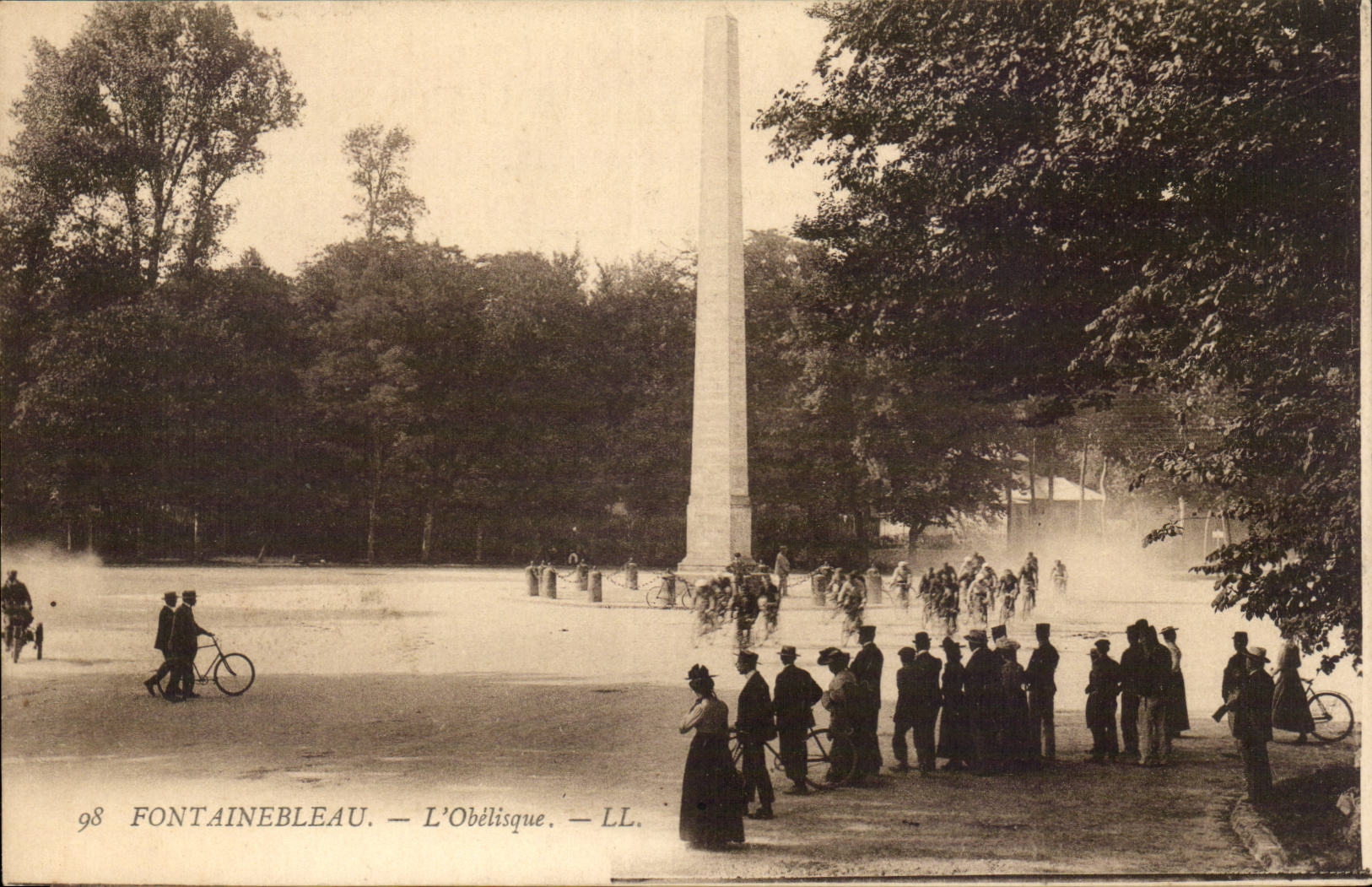 Fontainebleau CPA the obelisk (bicycle cyclists)