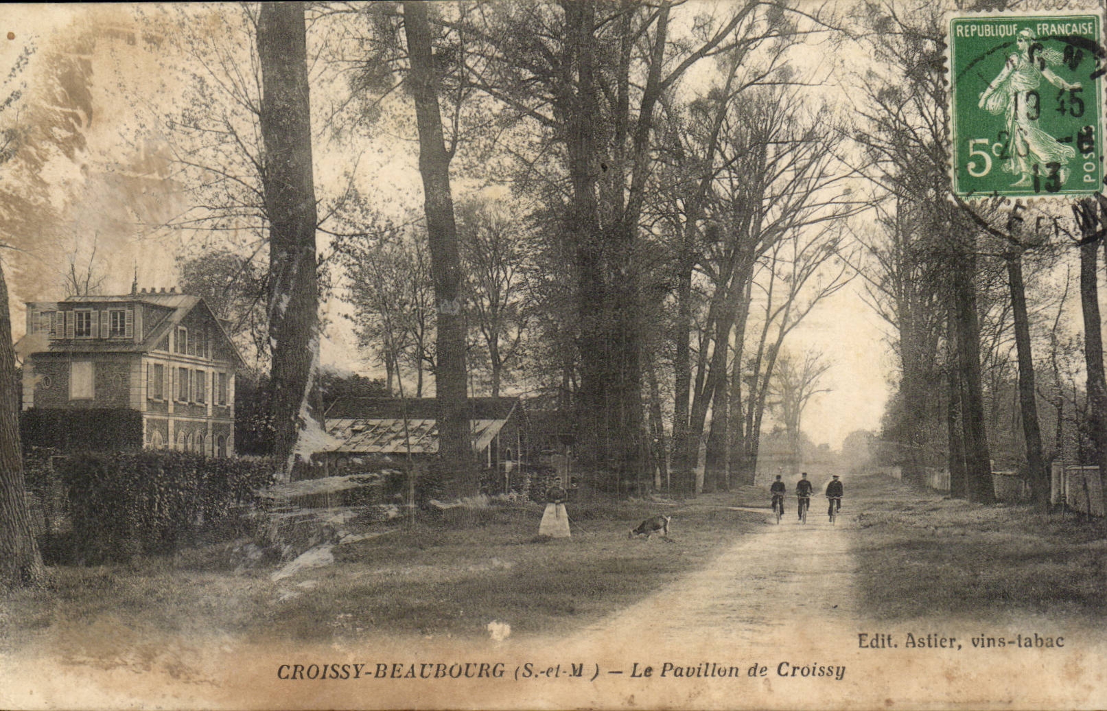 Croissy Beaubourg CPA the house of Croissy (cyclists bicycle)