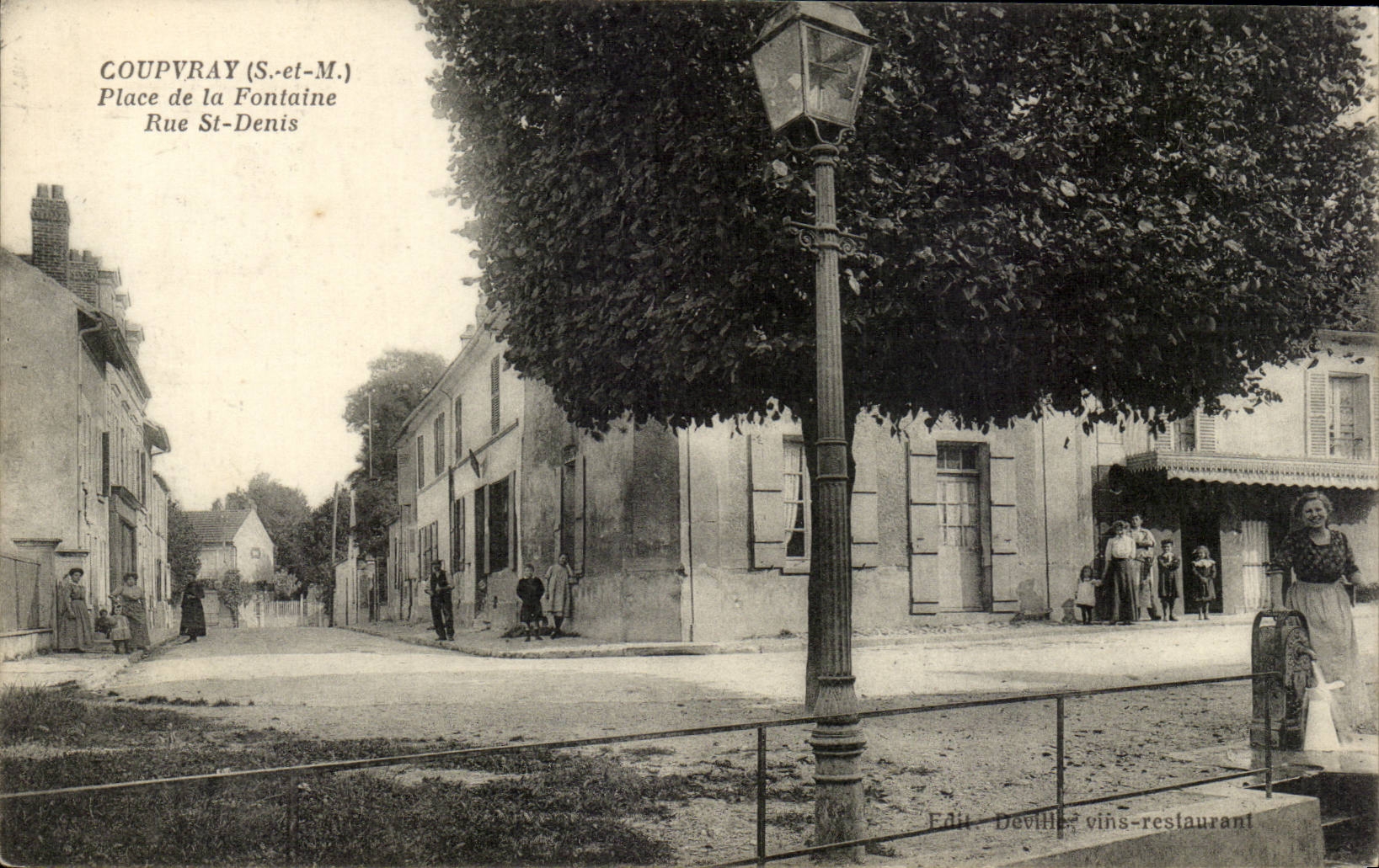 Coupvray CPA Places fountain Rue St Denis