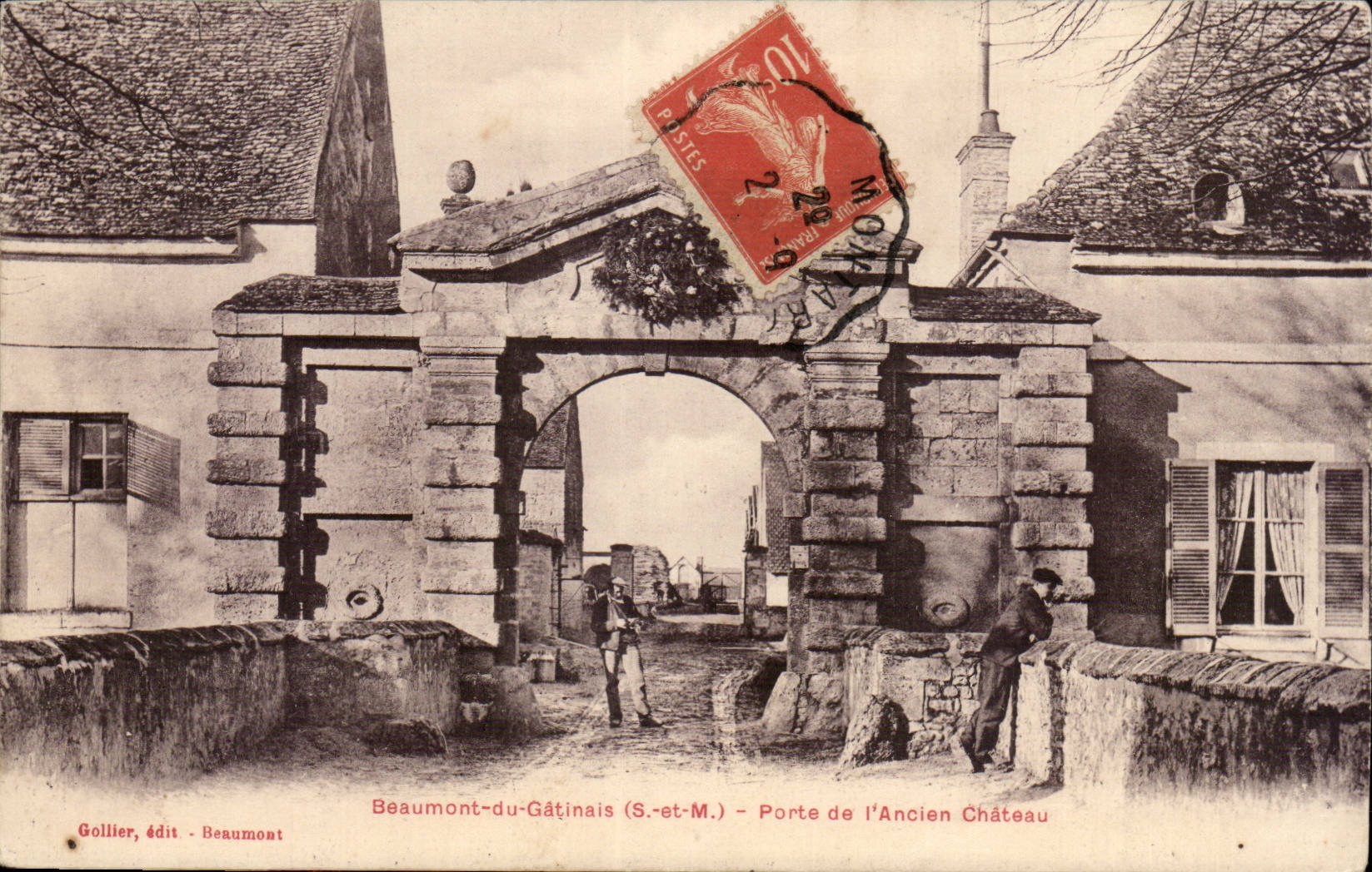 Beaumont of Gatinais CPA Gate of the old castle