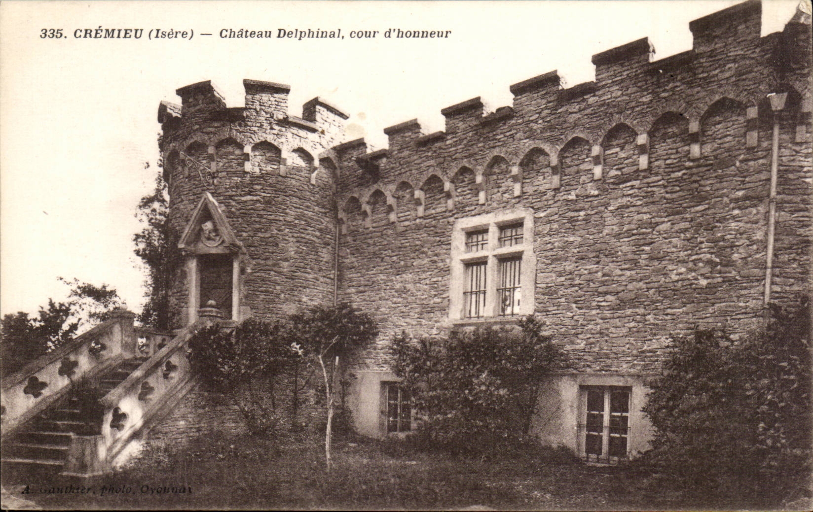 Cremieu CPA Castle Delphinal main courtyard