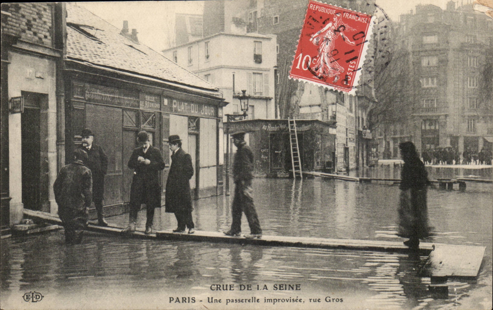 Paris CPA Crue de la Seine Une passerelle improvisee rue GRos