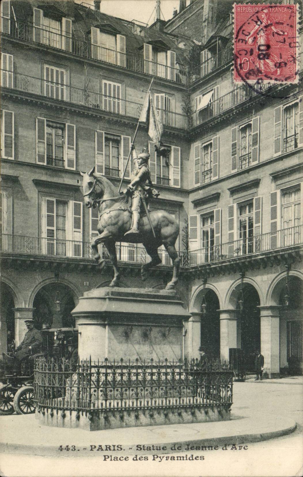 Paris CPA Statue de Jeanne d'arc Place des Pyramides (taxi)