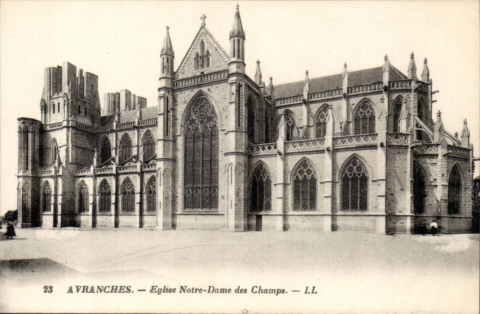 Avranches CPA L'eglise Notre Dame des Champs