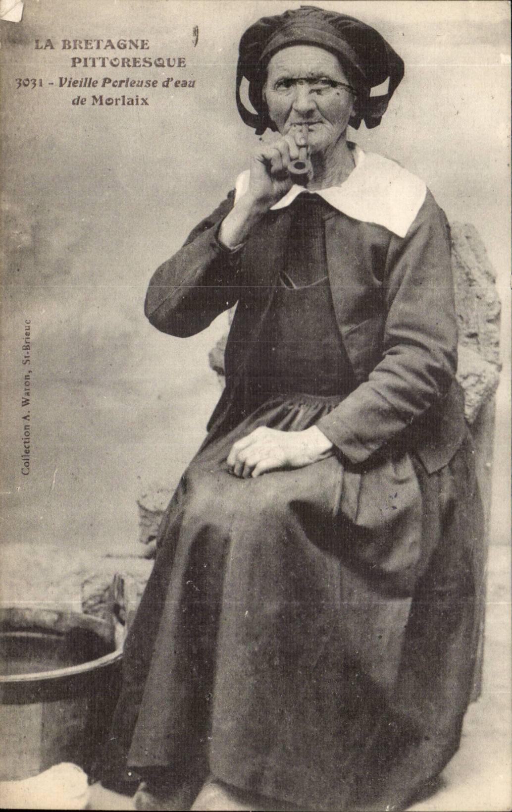 CPA Old picturesque Brittany carrying water of Morlaix (folklore trades) TOP