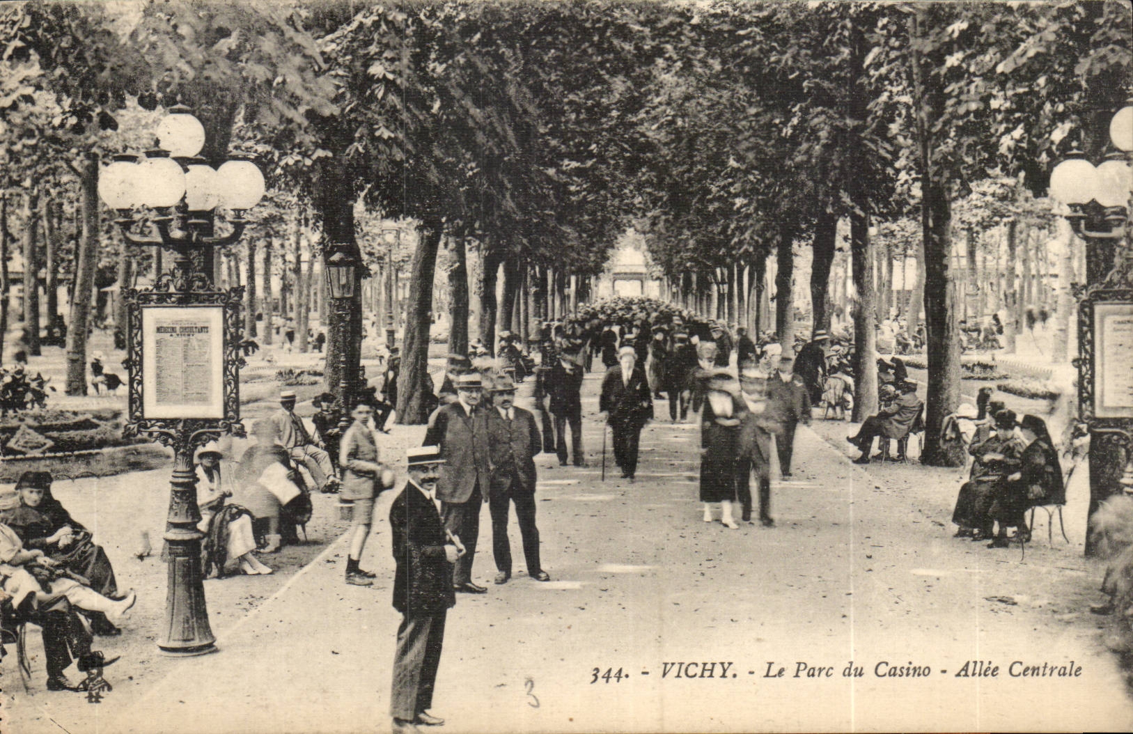 Vichy - Le Parc du Casino - Allee Centrale - CPA 
