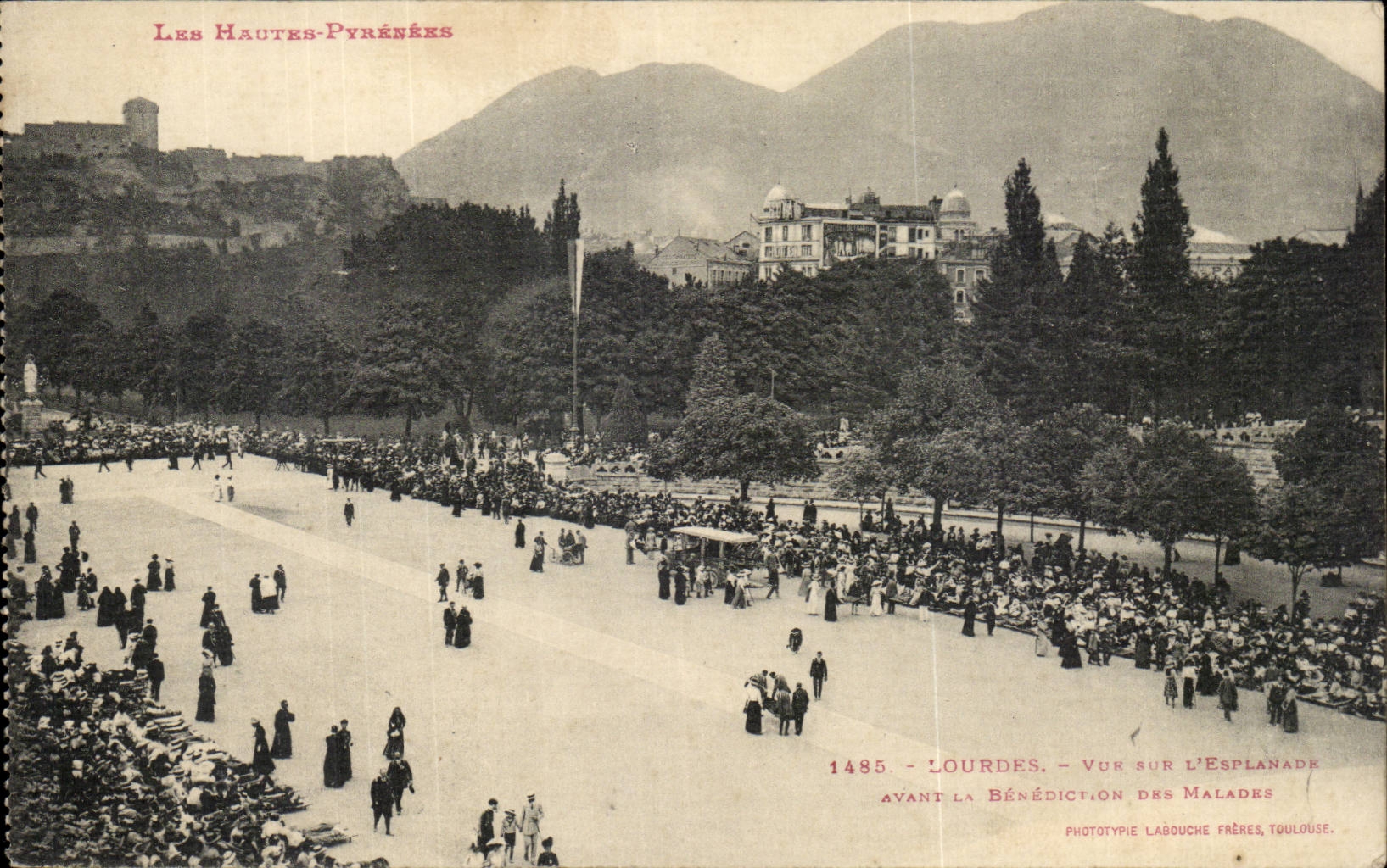 CPA Lourdes Seen on the esplanade before the blessing of the patients