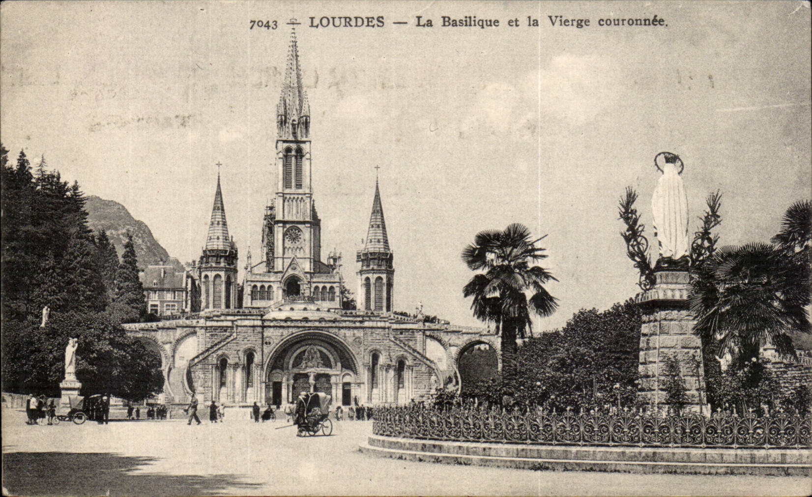 CPA Lourdes the basilica and the virgin couronnee