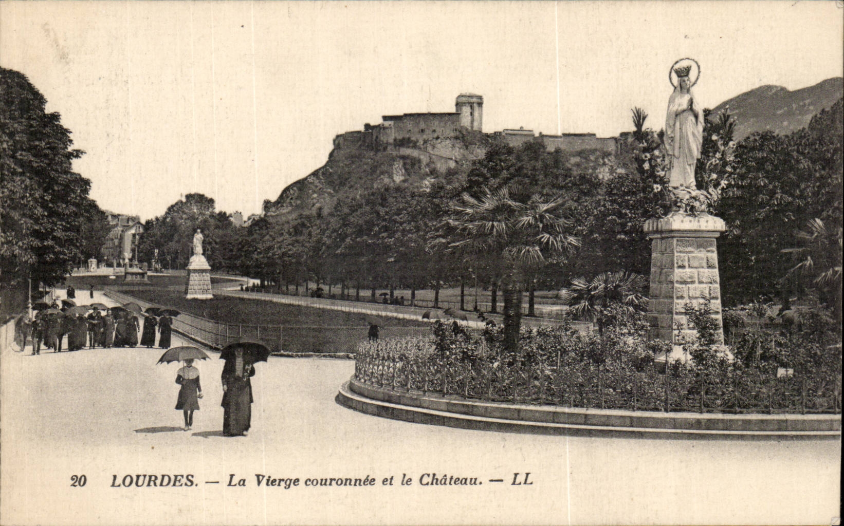 CPA Lourdes the virgin couronnee and the castle