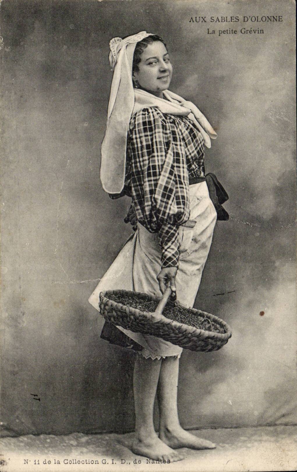Sande des olonne CPA klein das grevin (Frauenfolklore)