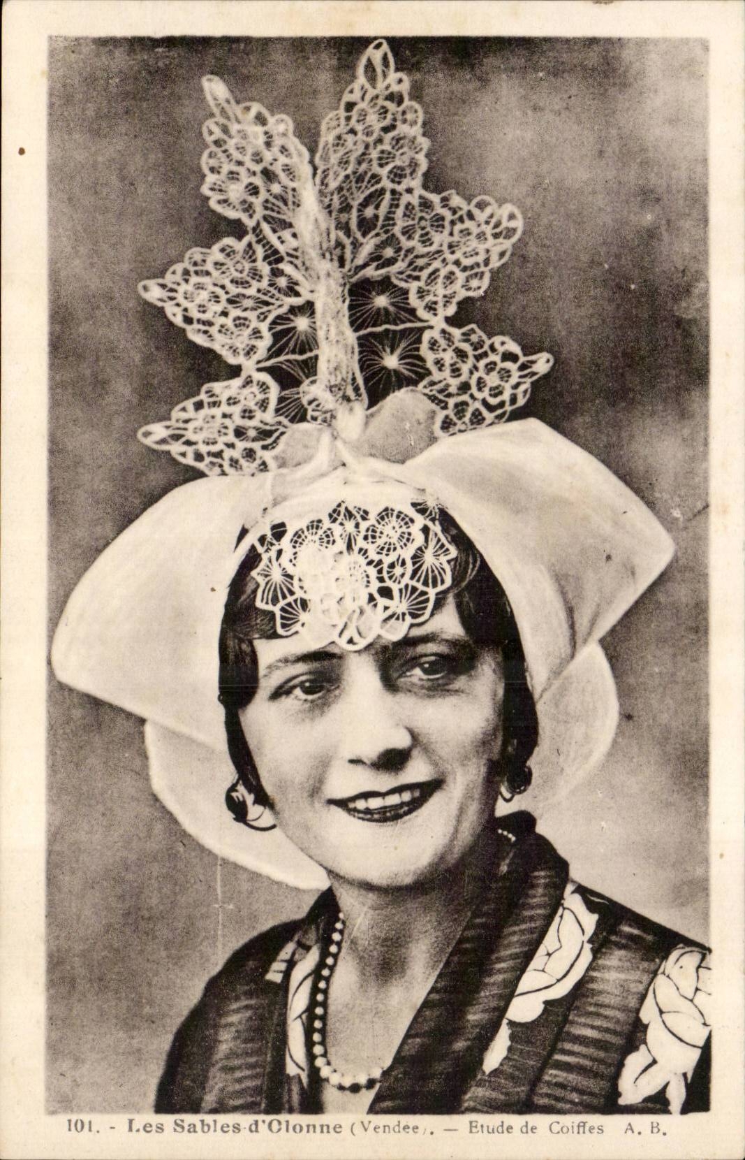 Sands of olonne CPA Details of the caps (folklore costume)