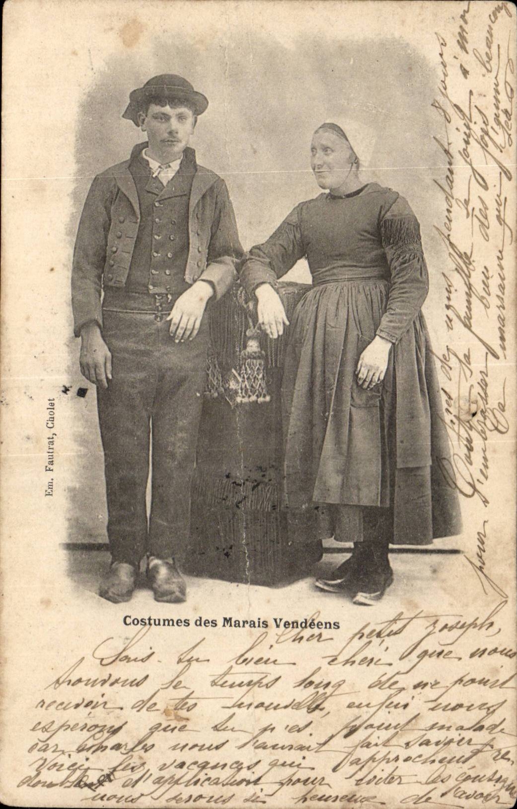 CPA Kostume der Vendean Sumpfe (Folklorekappen)