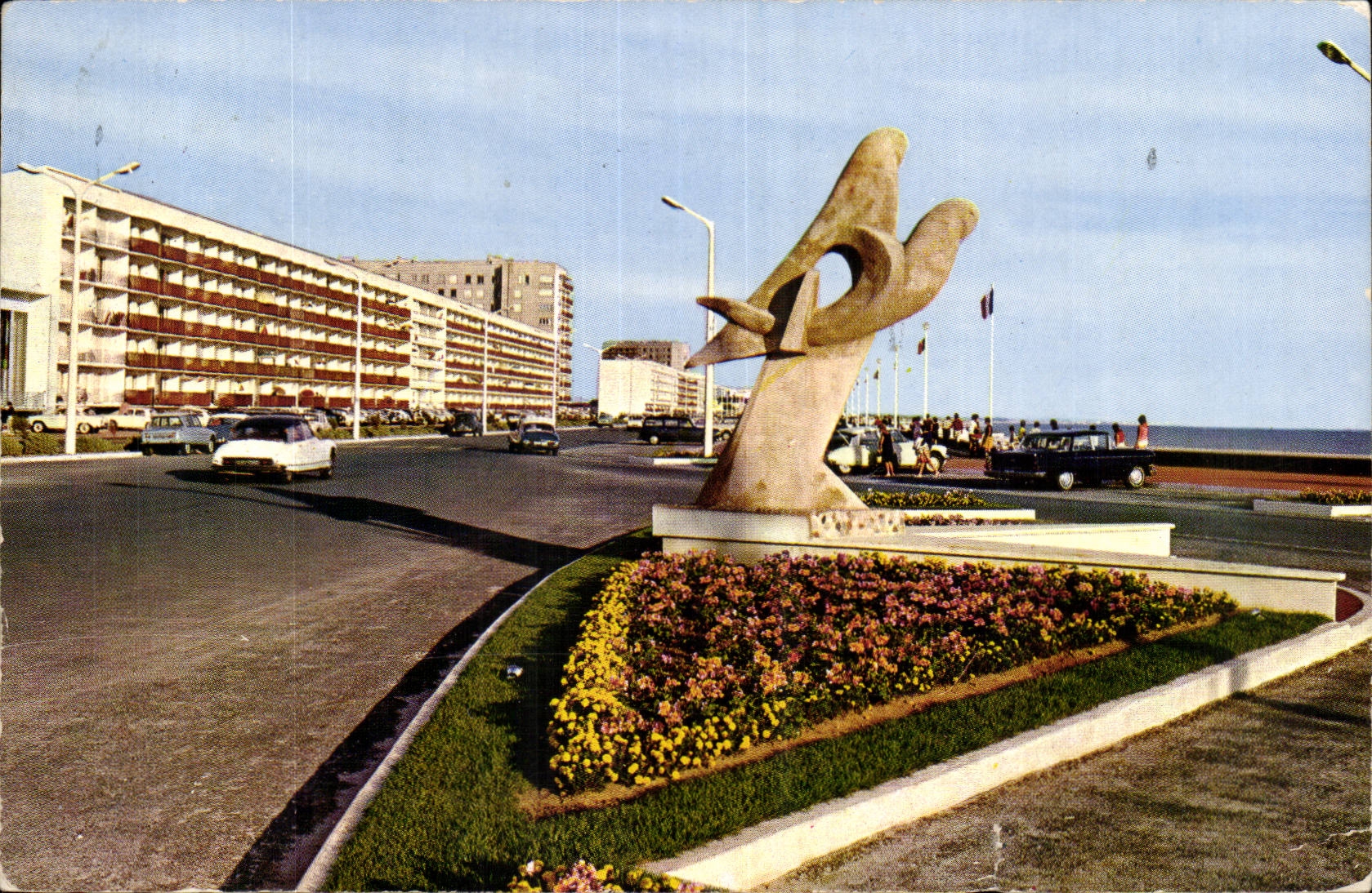 Saint Jean de monts CPA Les oiseaux de mer (J MArtel) et le boulevard de la plage