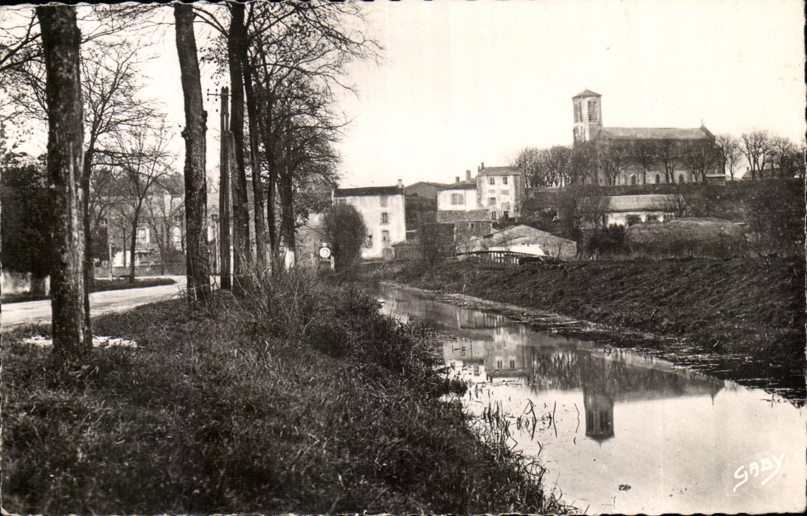 Strassenmetallsumpfe CPA der Kanal mit dem Hintergrund die Kirche