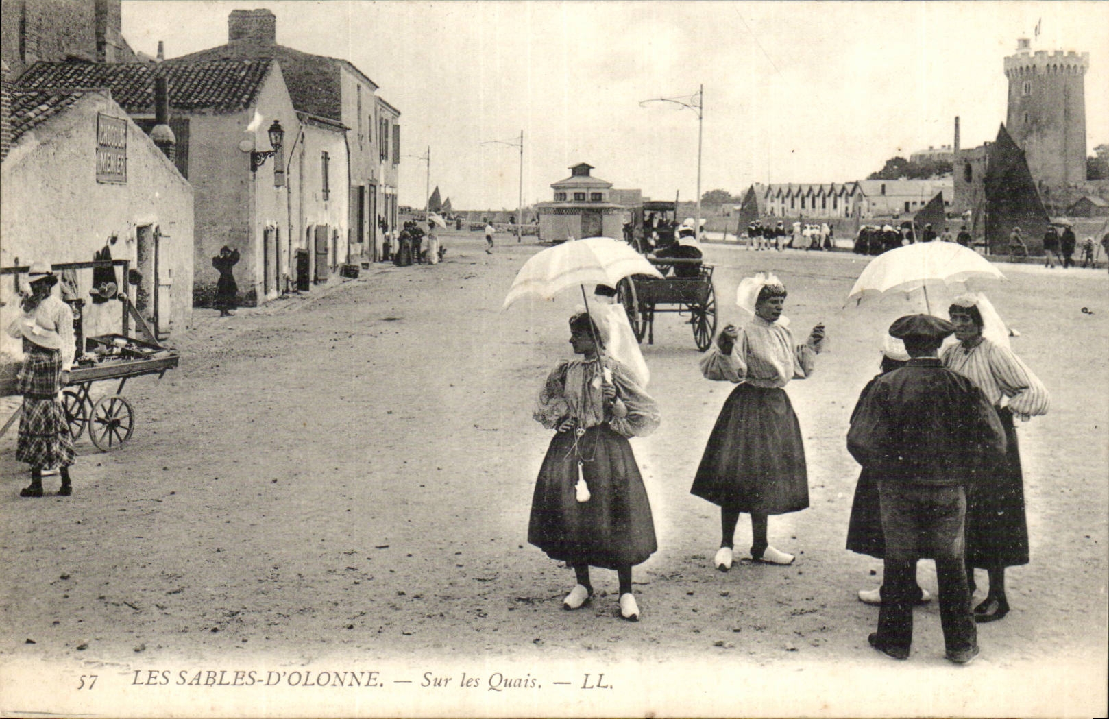 CPA Sande von olonne auf den Kais (Kostumfolklore)