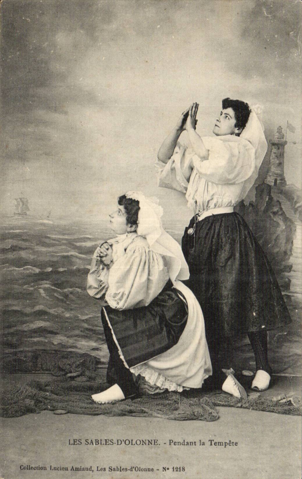 CPA Sande von olonne Sablaises wahrend des Sturms (Folklorekostum)