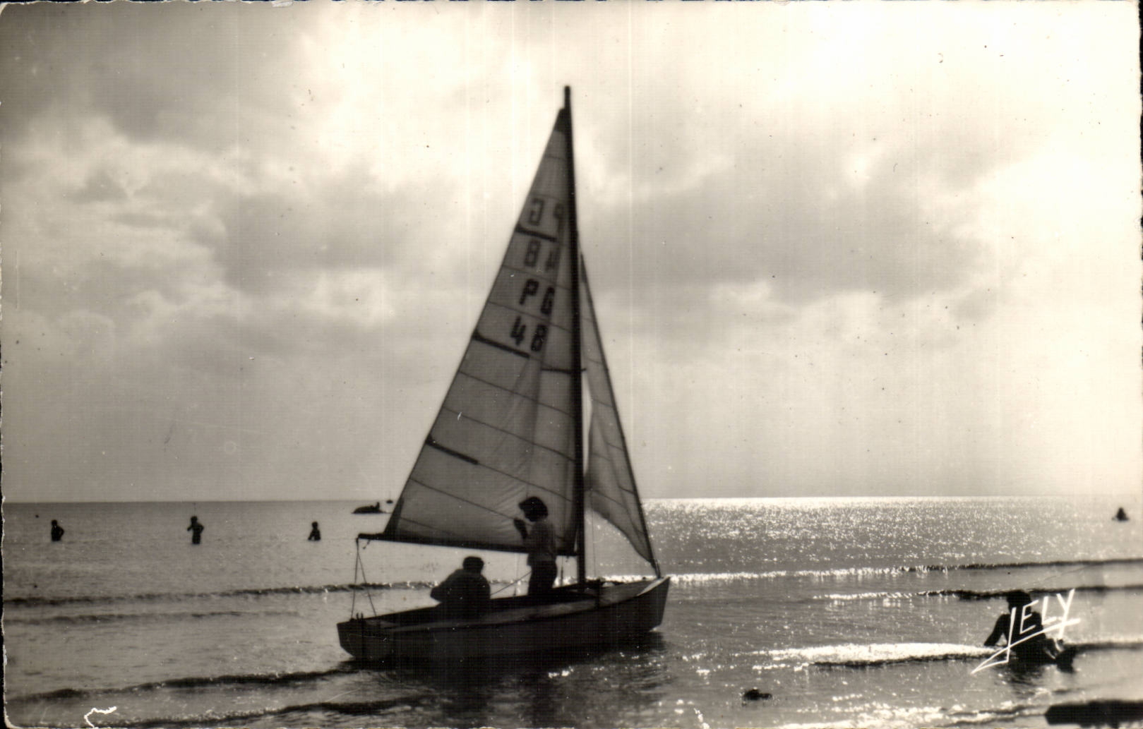 Unsere Dame Einfassungen des MODERNEN KARTE Bootes hat Schleier auf dem Strand