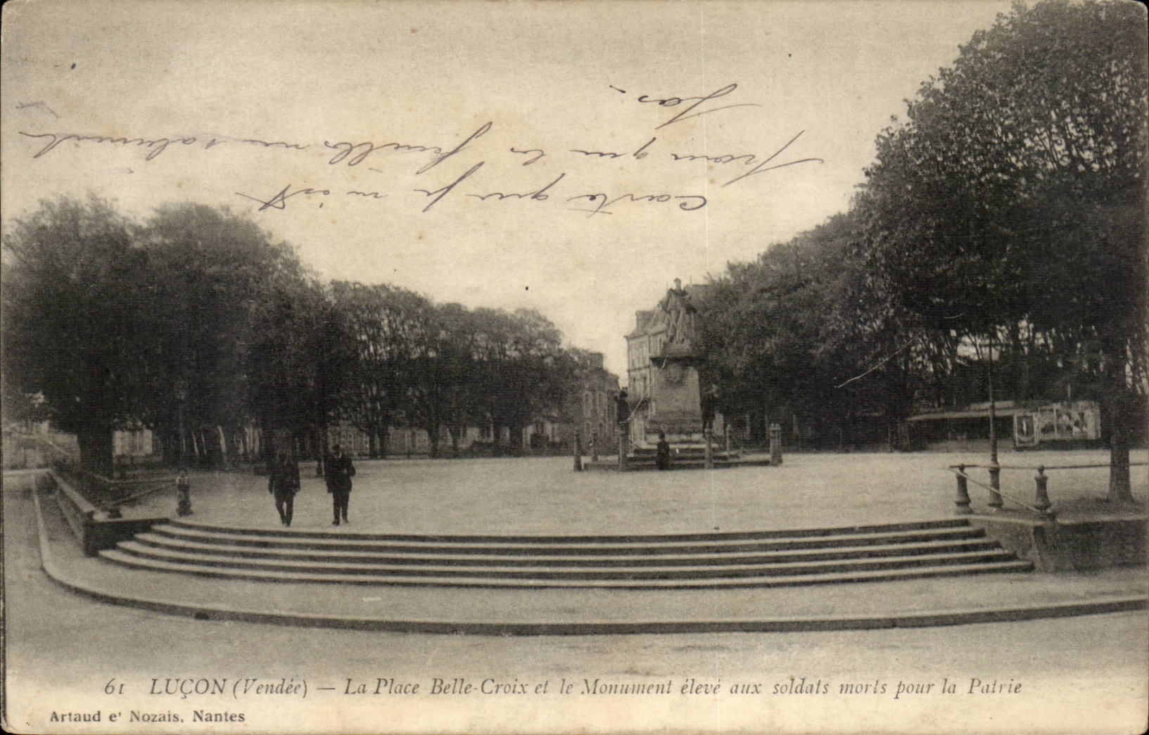 Lucon CPA das schone Kreuz des Platzes und das Denkmal hob mit den toten Soldaten fur Frankreich an