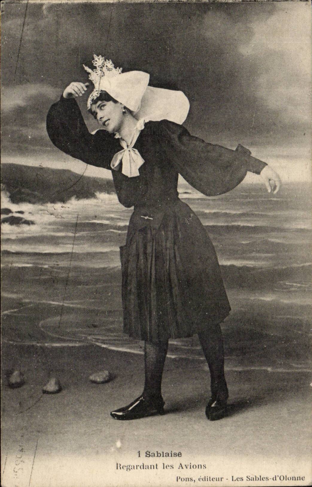 CPA Sande von olonne Sablaise die Flachen (Folklorekostum) betrachtend