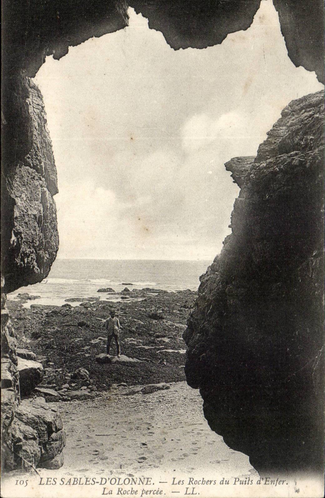 CPA Sande der olonne Felsen von gut der Holle der gebohrte Felsen
