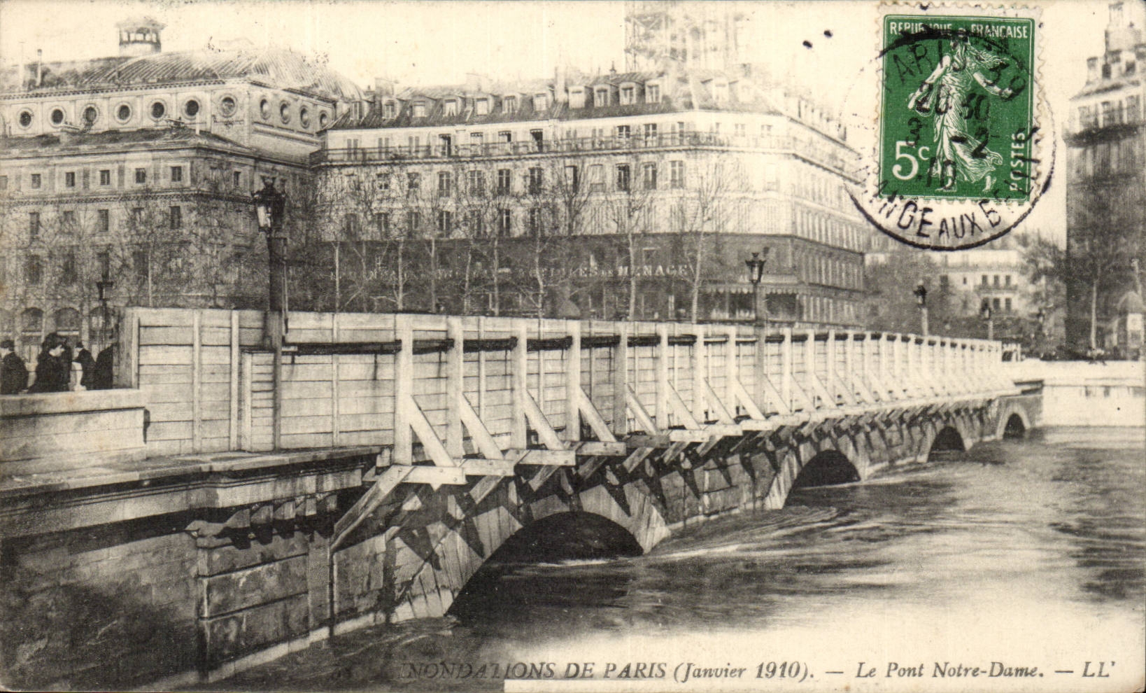 Believed of the Seine Paris CPA Floods the Notre Dame bridge