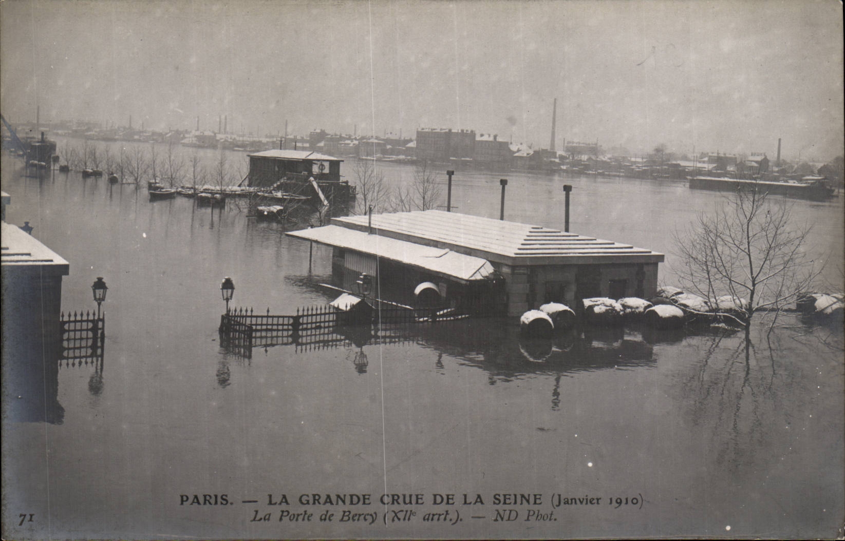 Believed of the Seine Paris CPA Floods the door of Bercy