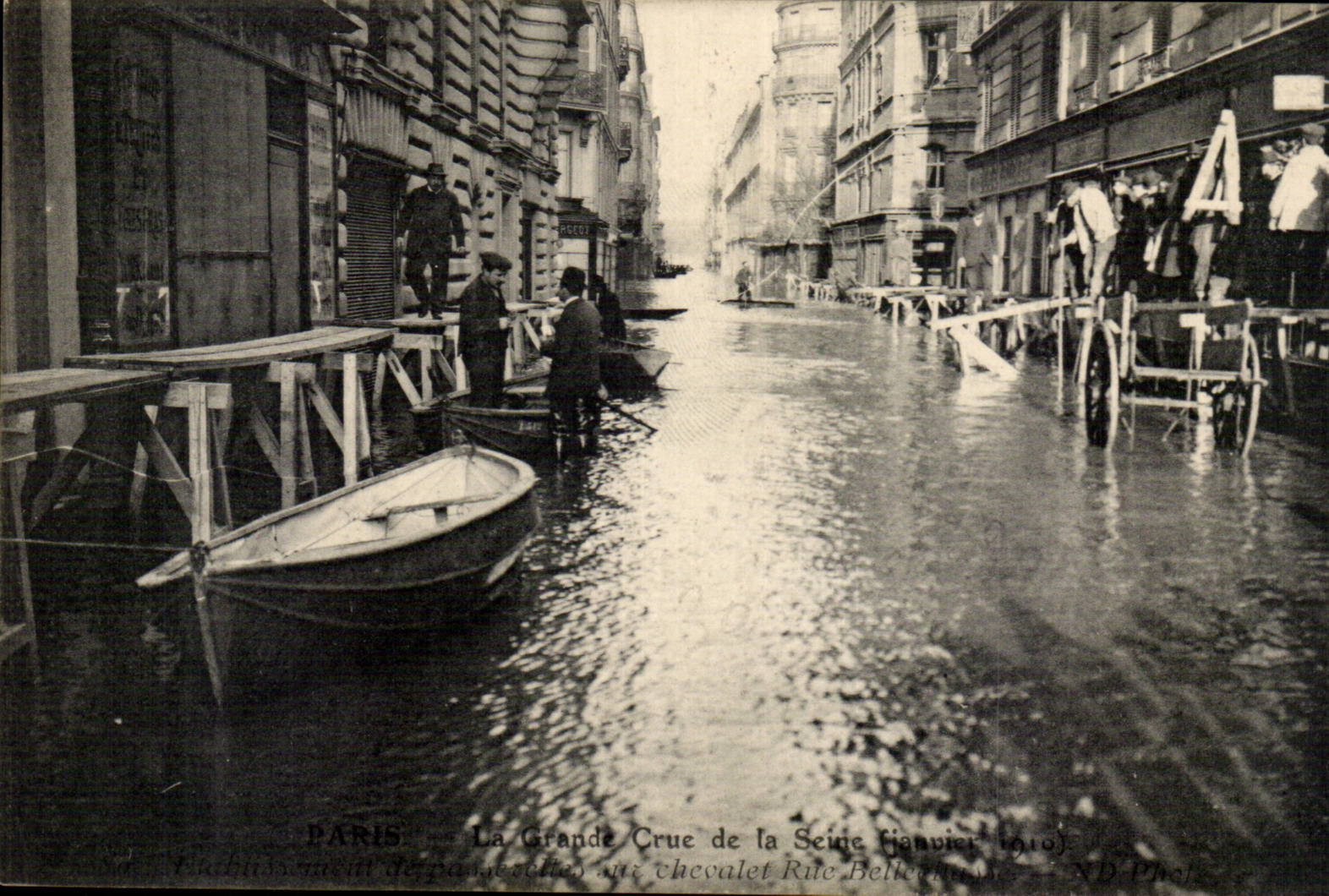 Raw CPA Paris of the Seine 1910 Ensevelissement of footbridge street Bellechasse