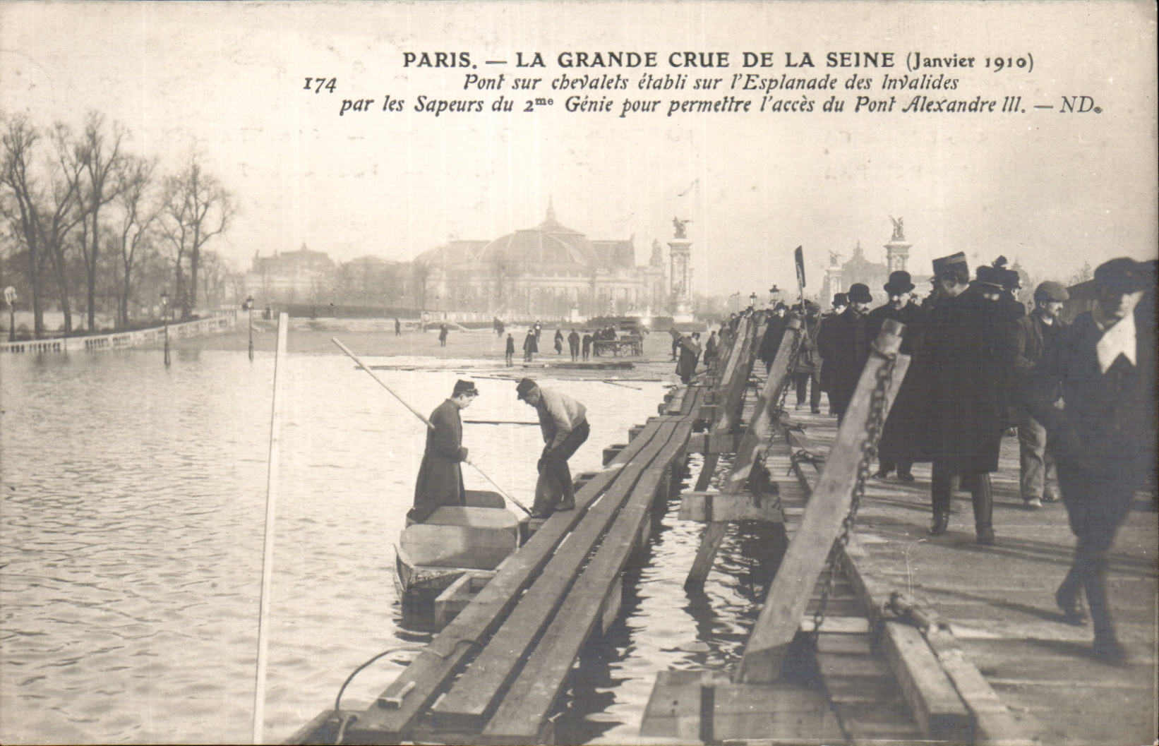 Raw CPA Paris of the Seine 1910 Pont on Rests on the esplanade of Invalides by the sappers of the 2nd genious