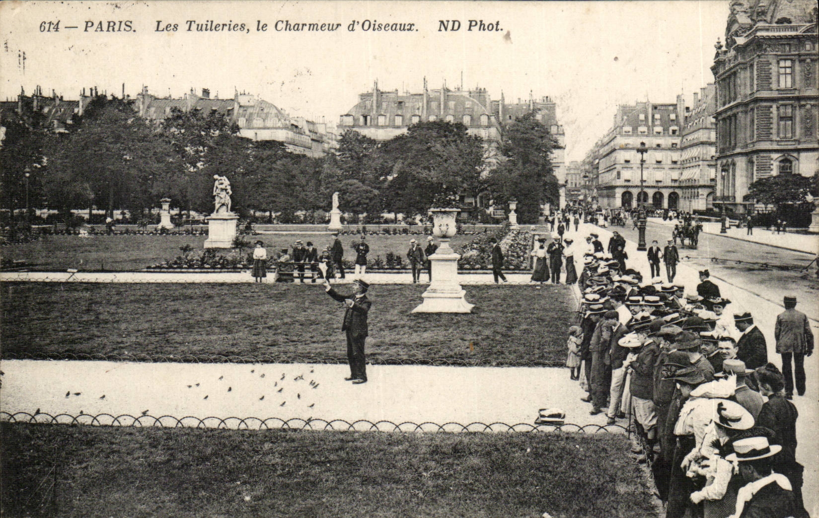 Paris CPA Les Tuileries Le charmeur d'oiseaux (Louvre)