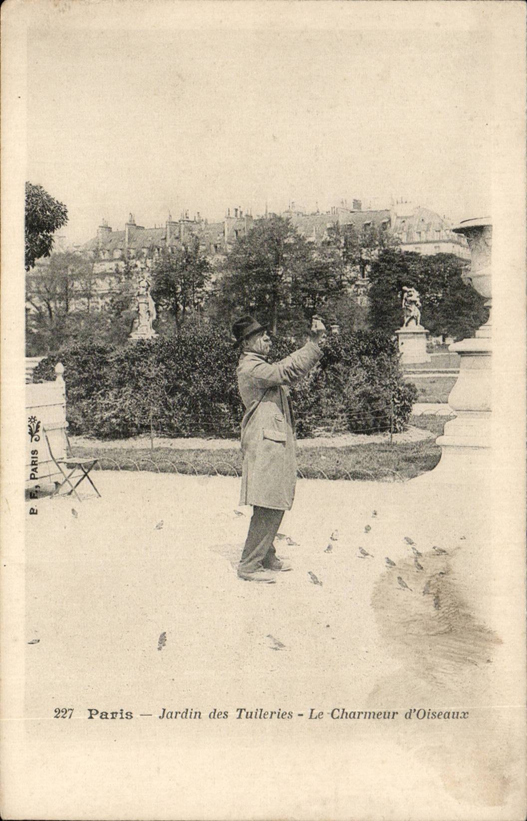 Paris CPA Les Tuileries Le charmeur d'oiseaux (Louvre)