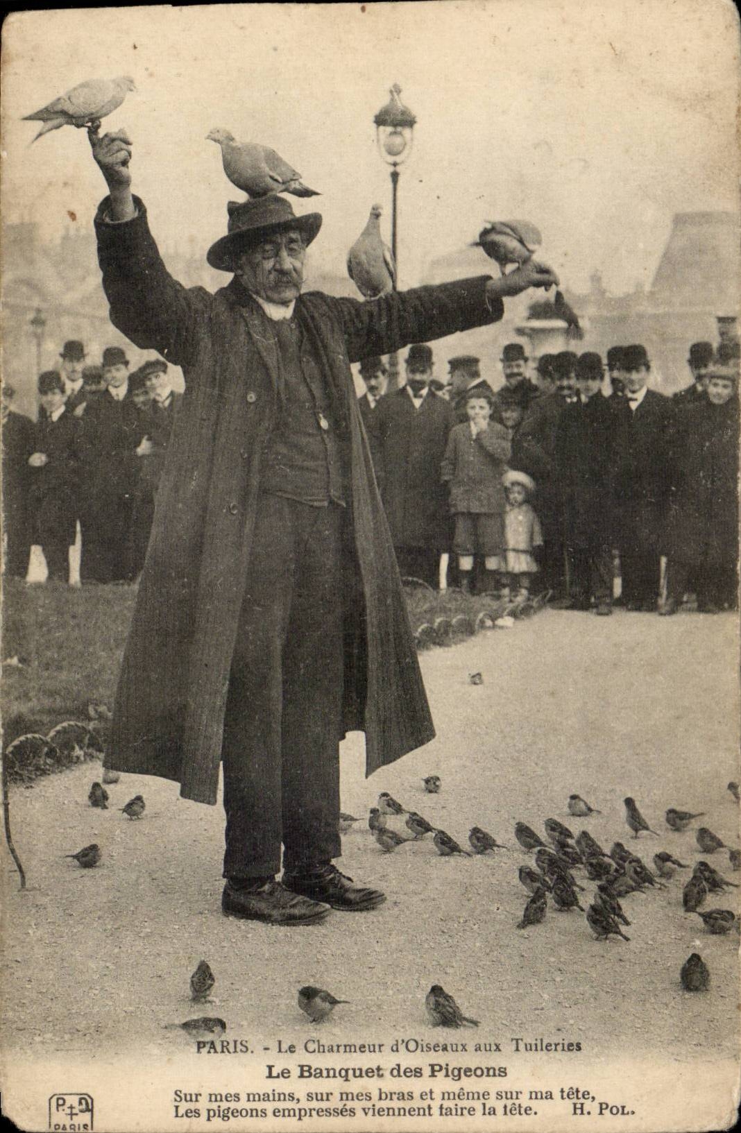Paris CPA Les Tuileries Le charmeur d'oiseaux (Louvre) Le banquet des pigeons