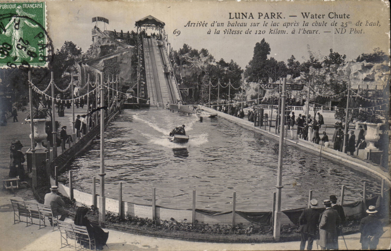 Paris CPA Luna Park Water chute Arrivee d'un bateau sur le lac apres la chute de 25m de haut a la vitesse de 120km heure