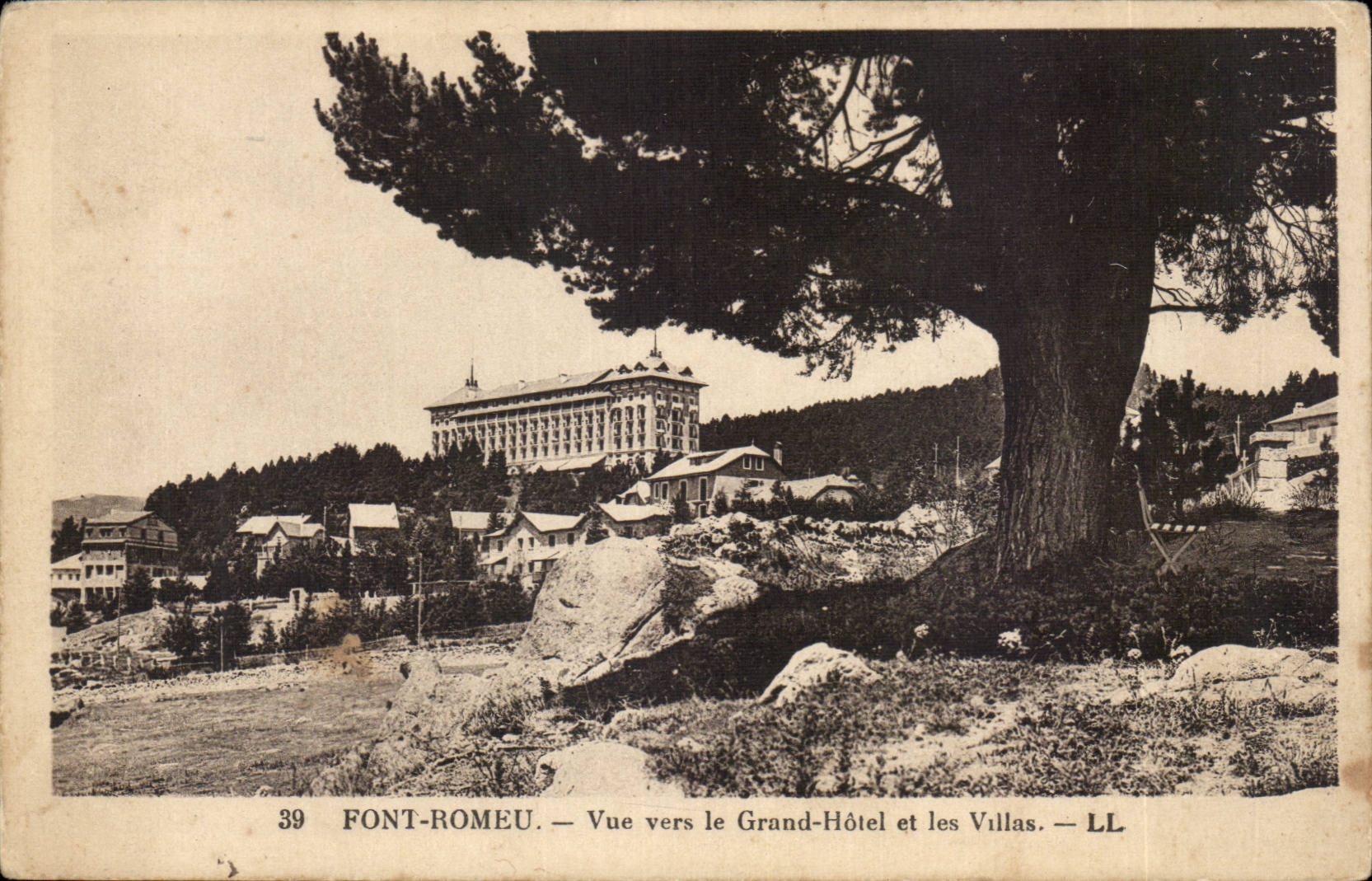 Make Romeu CPA Vue towards the Large hotel and the villas