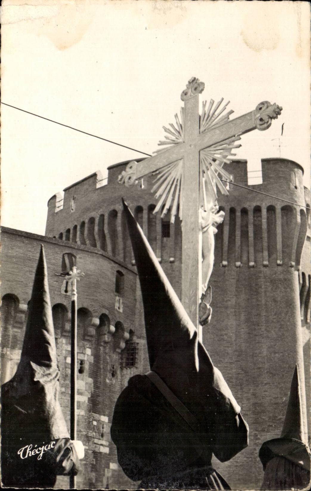 Perpignan CPA Semaine sainte en Roussillon La procession de la SAnch Penitents devant le Castellet