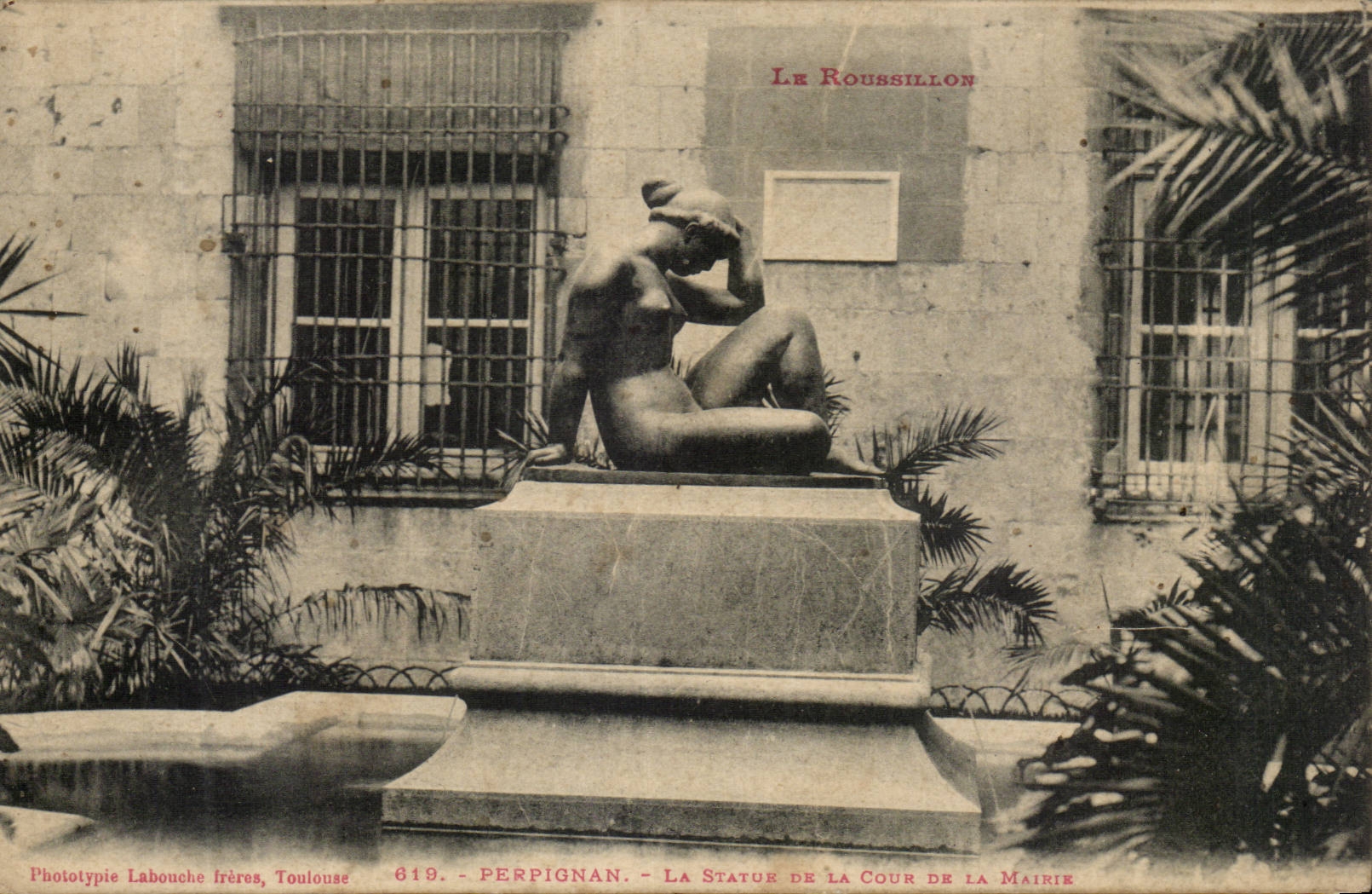 Perpignan CPA La statue de la cour de la mairie