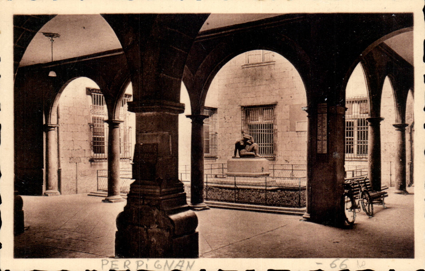 Perpignan - la Cour Interieur de la Mairie dans la forme de la patio espagnol - CPA 