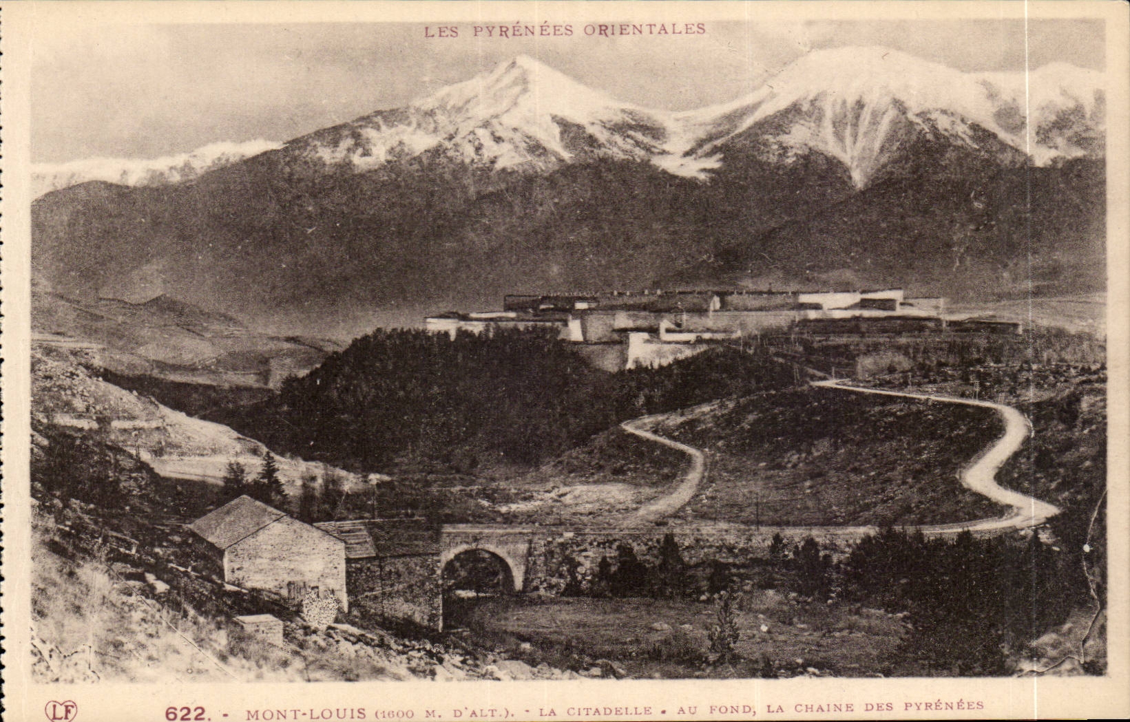 CPA Louis Mount the citadel At the bottom the chain of the Pyrenees