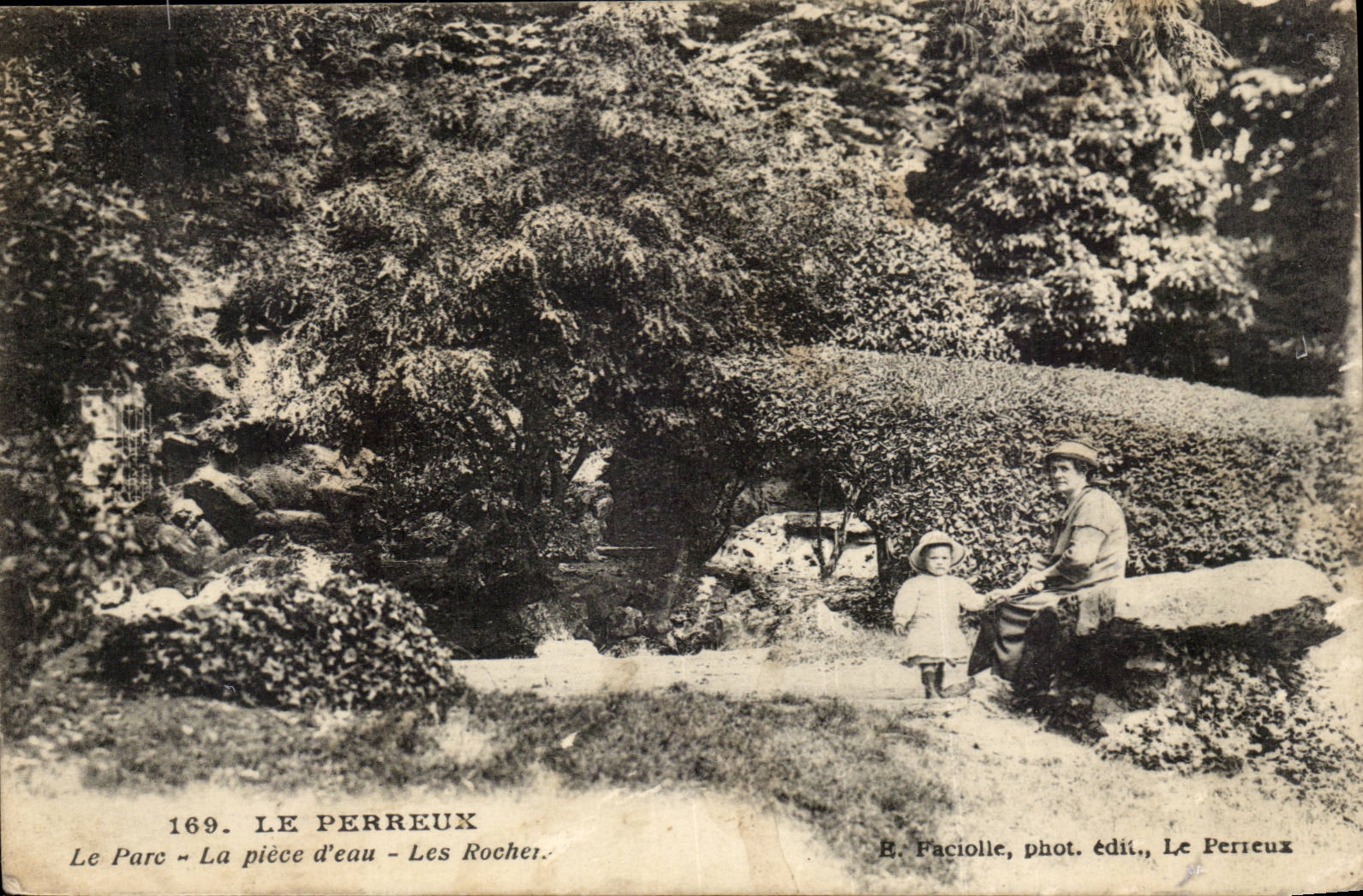 Perreux CPA the park the water part rocks