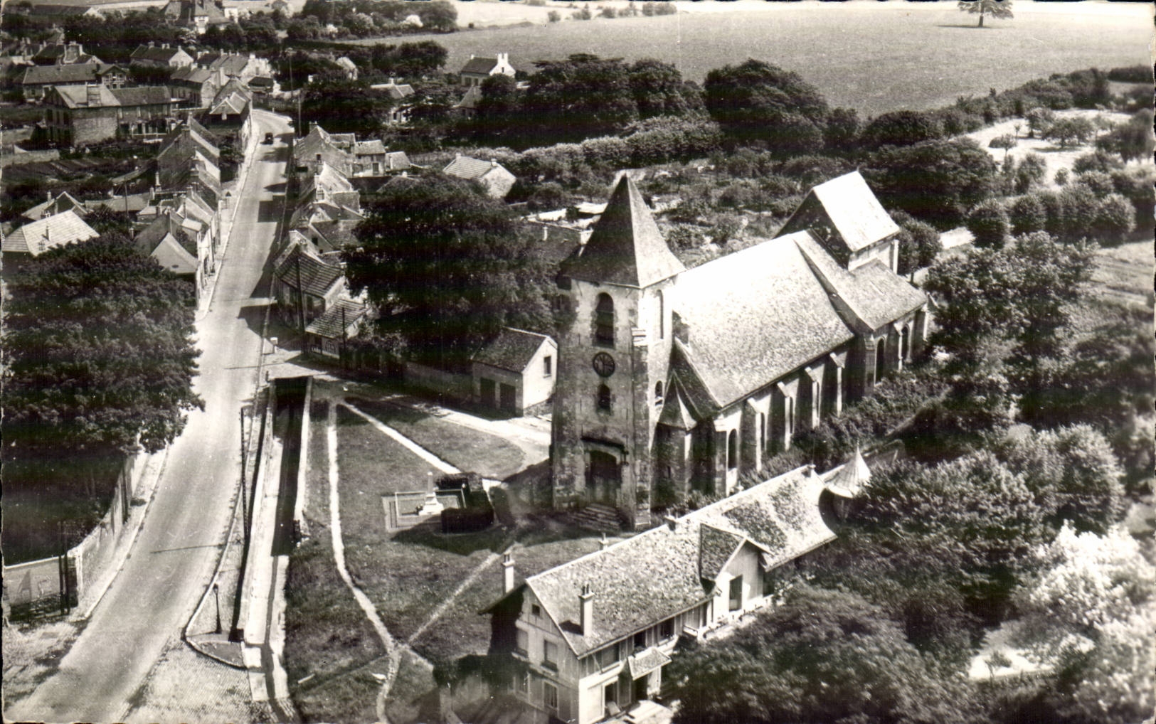 Roissy en France CPM l'eglise Le pays