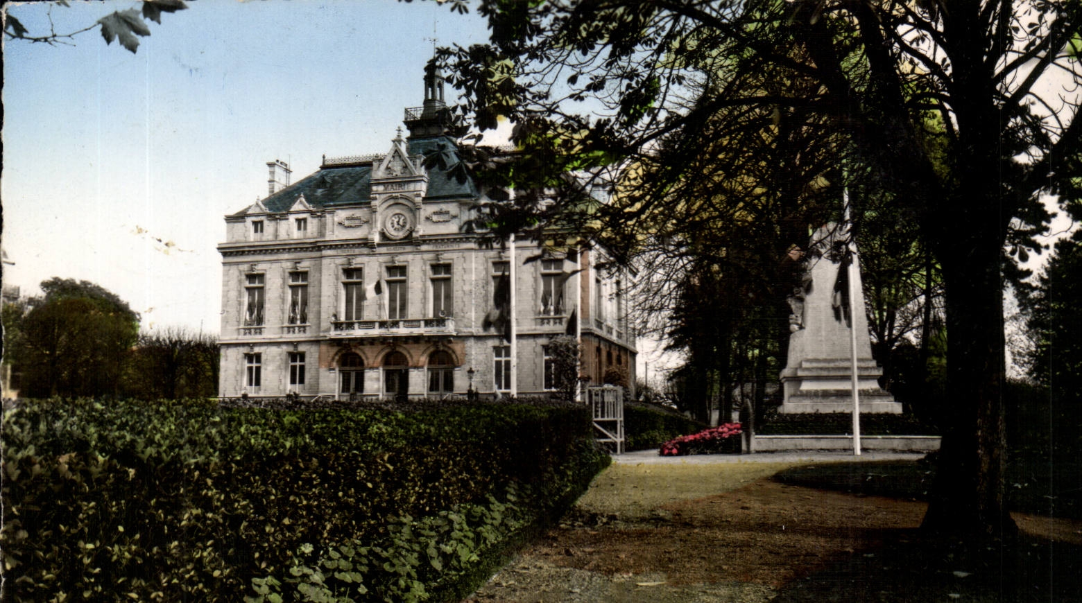 Perreux on marl MODERN CARD the town hall