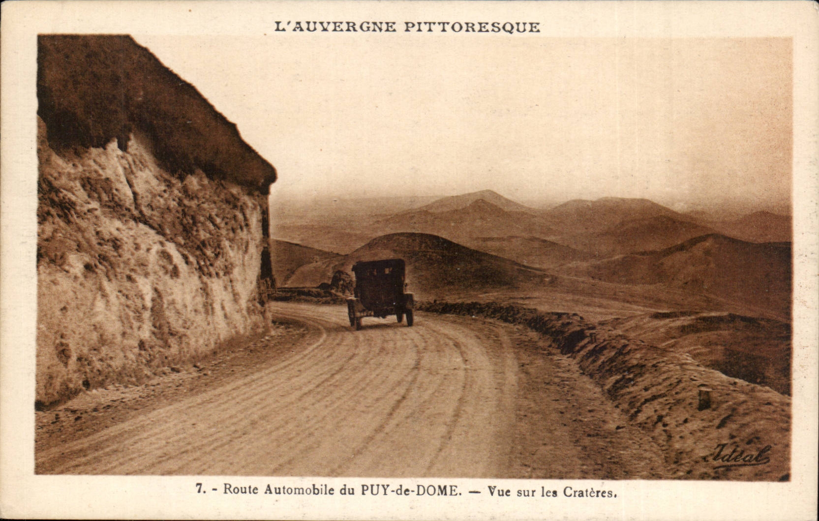 CPA automobile Auvergne Road of Puy de Dome Seen on the craters