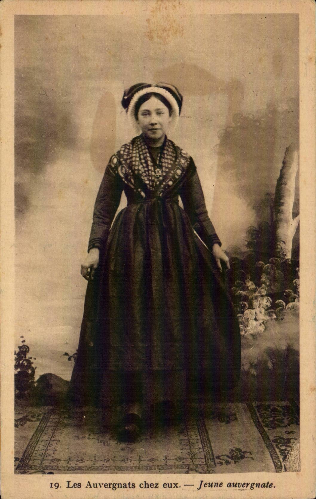 MODERN CARD Auvergne Young Auvergnats at them auvergnate (folklore costume caps)