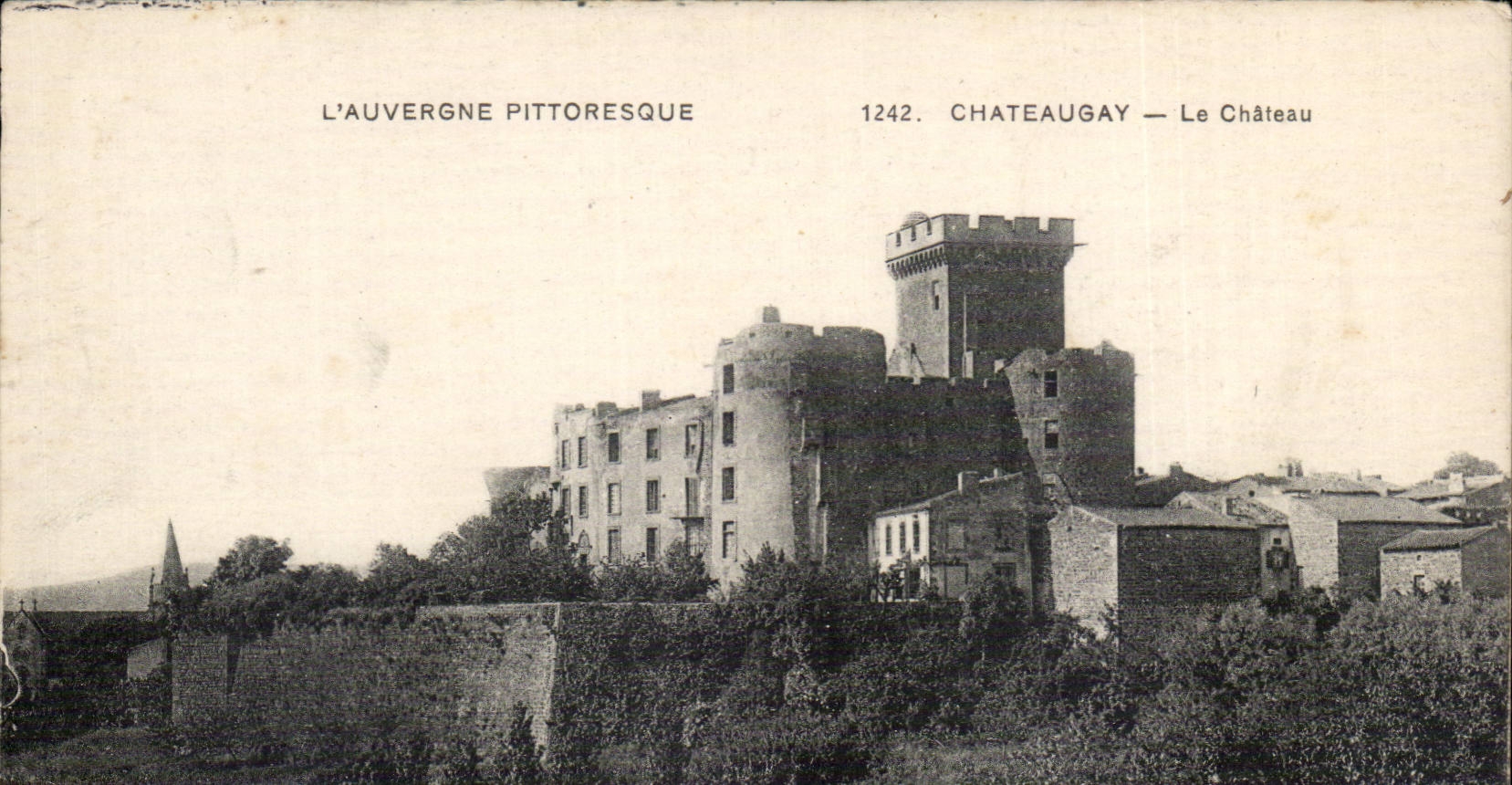 CPA Auvergne Chateaugay the castle