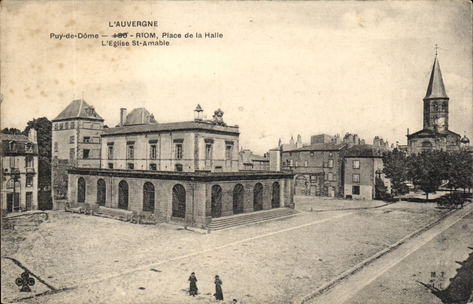 Auvergne CPA Riom Place de la Halle L'eglise St Amable