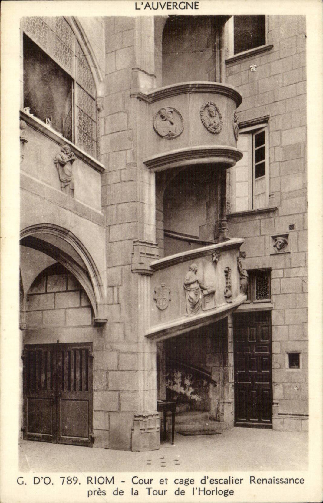 Riom - Cour et Cage d'escalier Renaissance pres de a Tour de l'Horloge - CPA
