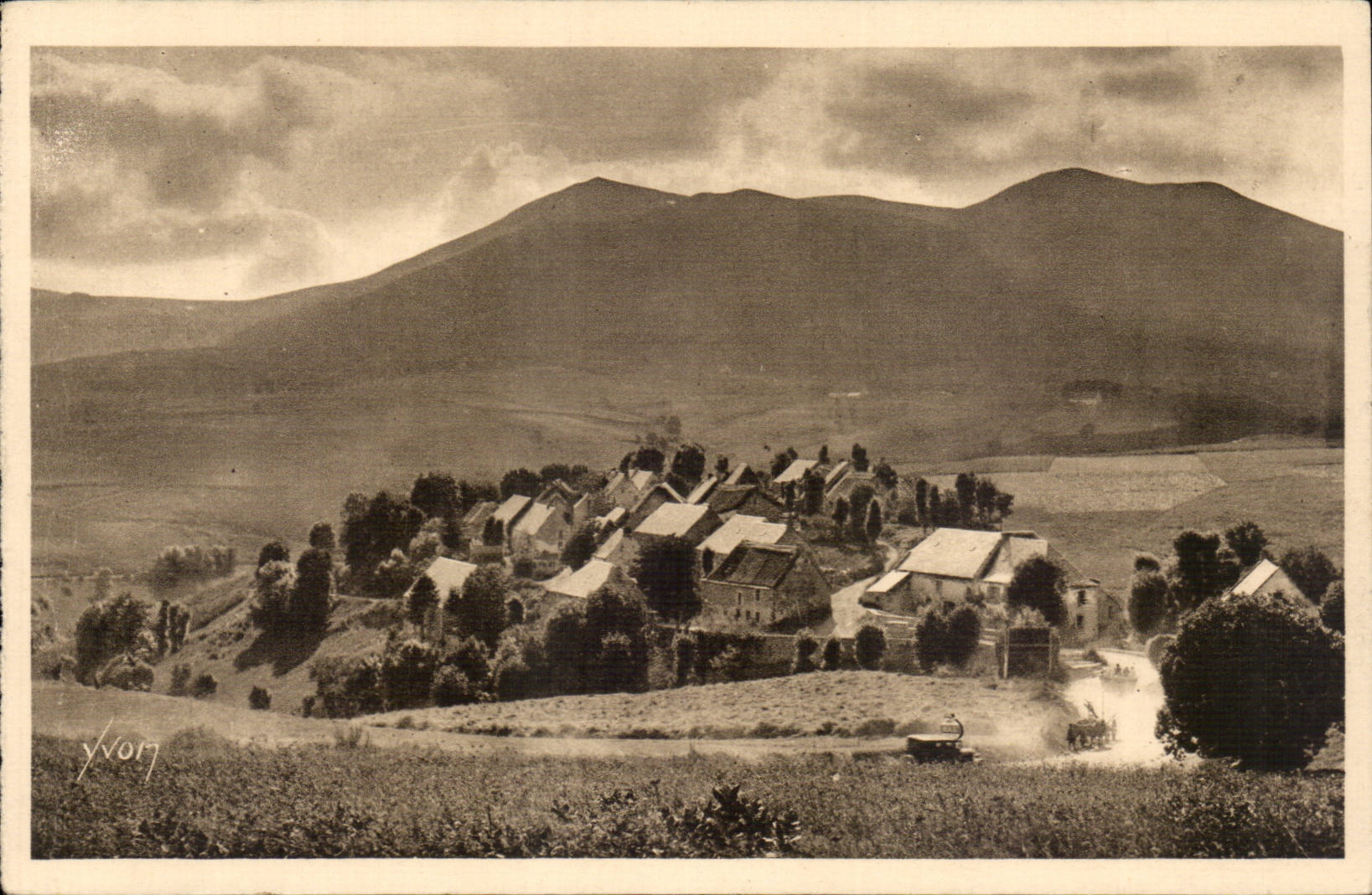 The Mount Gilds - the Village of Bressonleile on the Road of the Lake Chambon - CPA