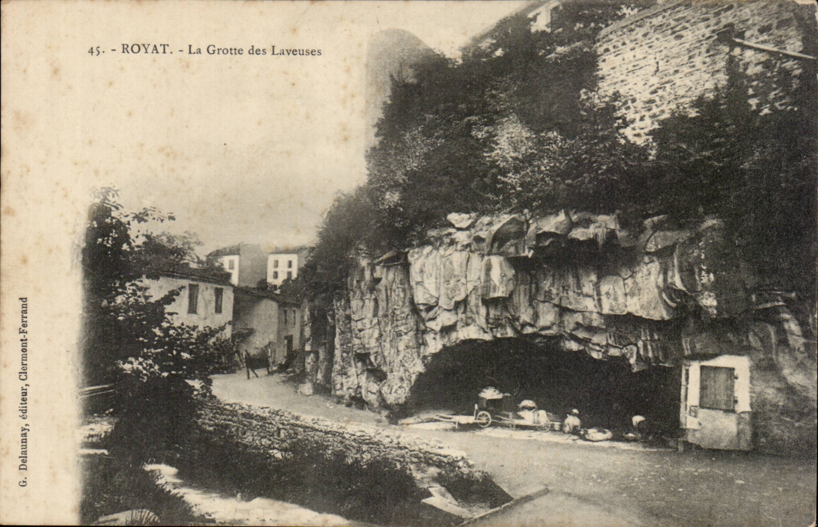 Royat - the Cave of the Washerwomen - CPA