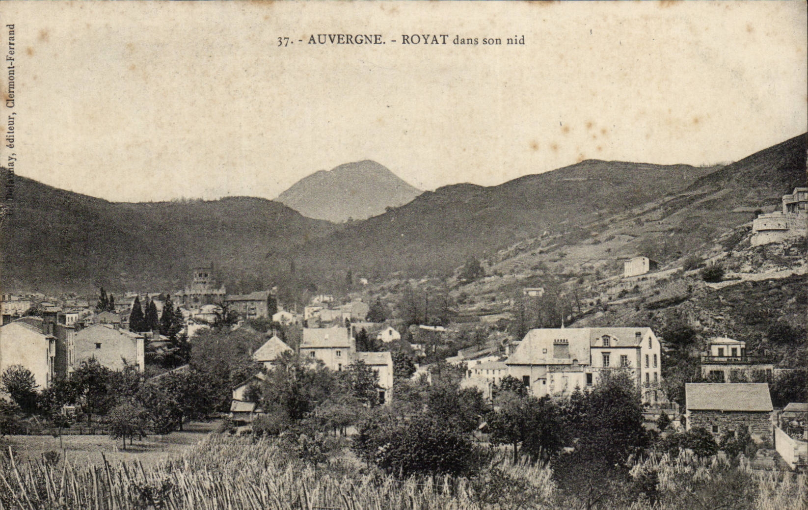 Royat - in its nest - CPA