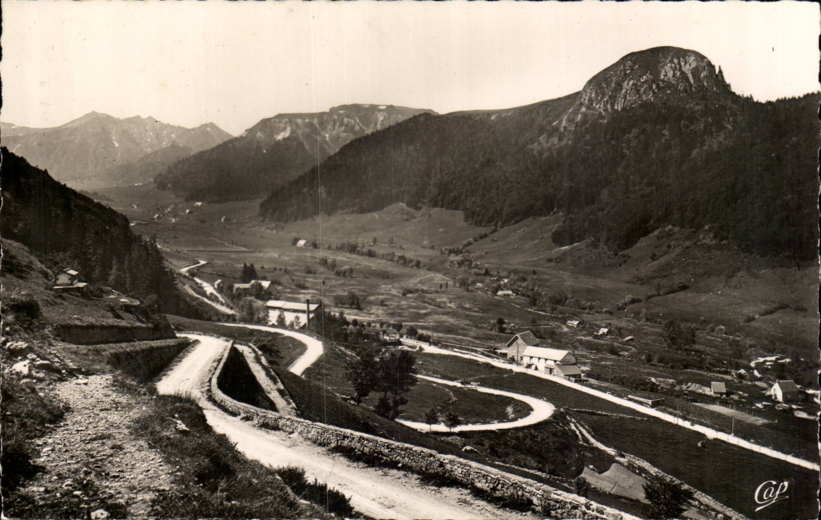 The valley - Mount Gilds the Laces - Sancy and the Capuchin - CPA